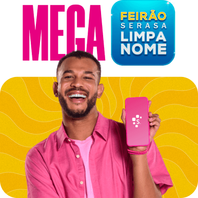 Homem sorrindo com camisa rosa segurando um celular. Na tela do celular um logo rosa ilustra o aplicativo da Serasa.